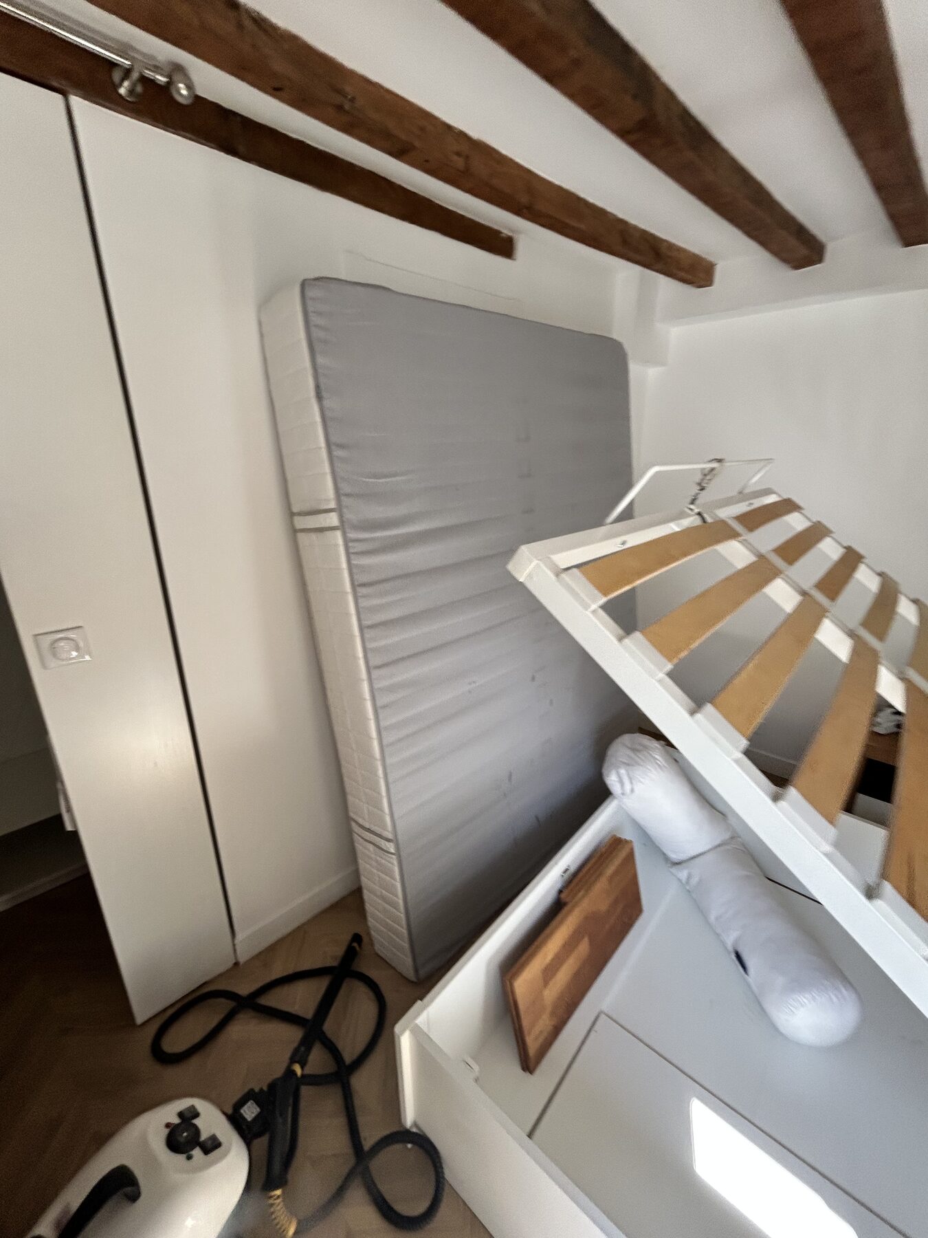 Sommier et matelas relevés pour traitement vapeur